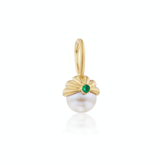 Scallop Pearl Pendant with Emerald